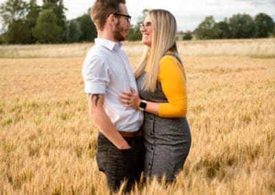 Engagements portfolio - Couple in a wheat fields